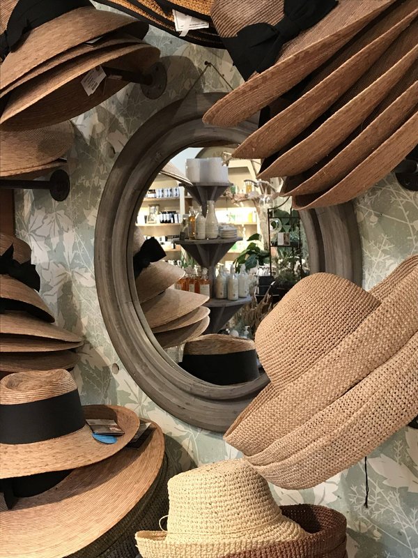 Comment concevoir un atelier de fabrication de chapeaux inspirés de différentes époques historiques?