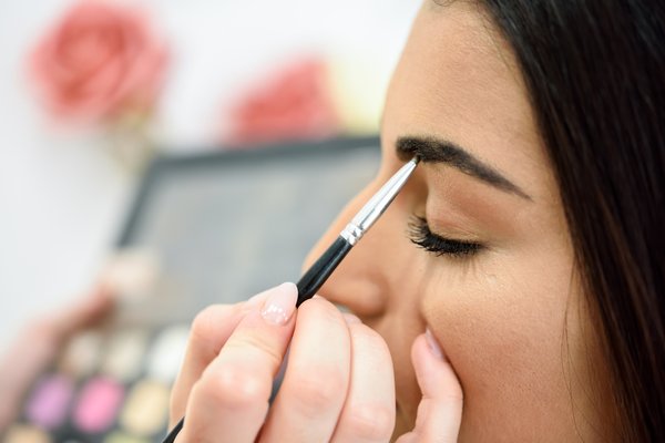 Maquillage sourcil semi-permanent : le guide essentiel à connaître